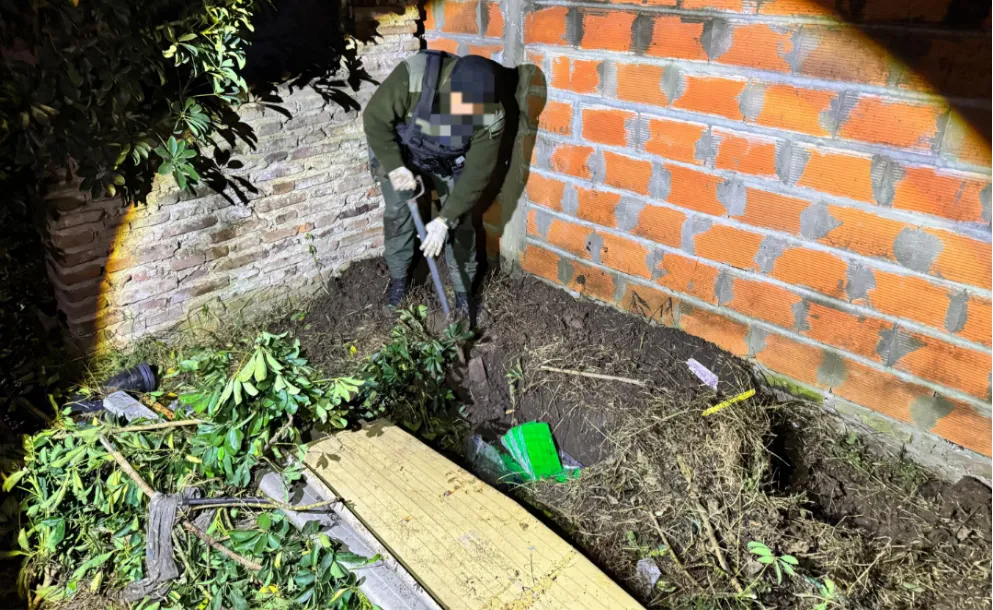 ENCONTRARON 55 LADRILLOS DE COCAÍNA OCULTOS BAJO TIERRA EN UNA VIVIENDA DE ROLDÁN