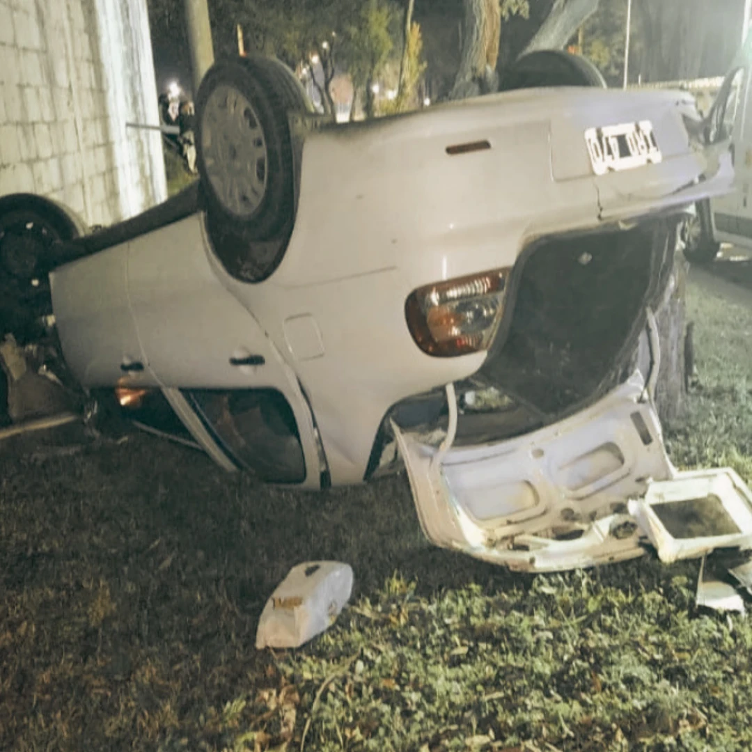 UN JOVEN RESULTÓ HERIDO TRAS VOLCAR CON SU AUTO EN PLENA MADRUGADA