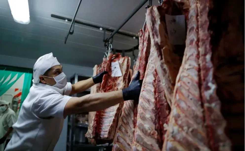 LOS ARGENTINOS COMEN CADA VEZ MENOS CARNE: EL CONSUMO CAYÓ 6,1% EN UN AÑO