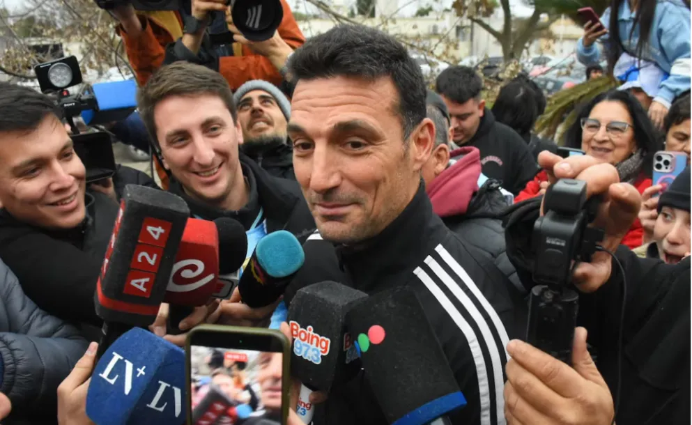 PUJATO RECIBIÓ A SCALONI COMO A UN CAMPEÓN Y EL DT SE QUEBRÓ DE EMOCIÓN