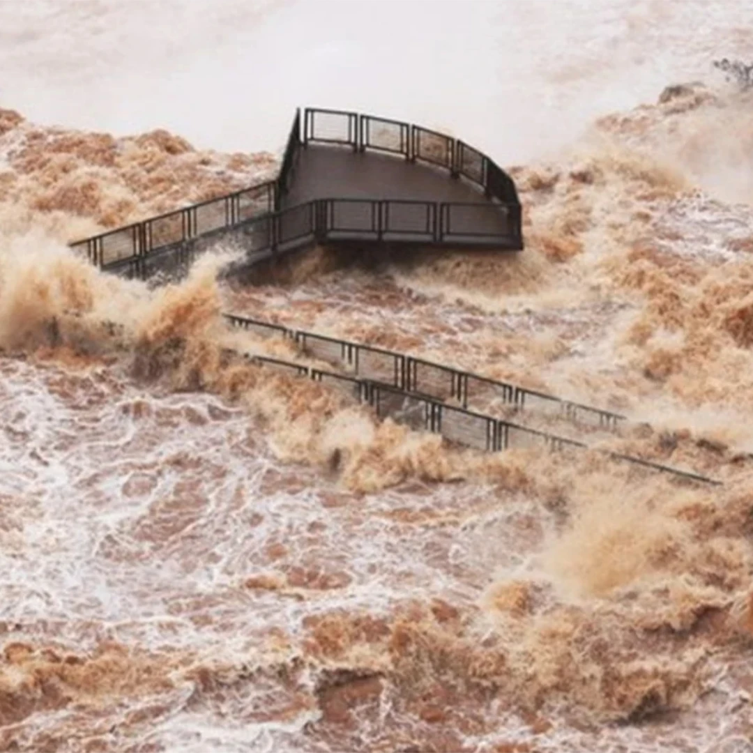 EL RÍO IGUAZÚ ALCANZÓ UN CAUDAL EXTRAORDINARIO Y CERRARON EL ACCESO A LA GARGANTA DEL DIABLO