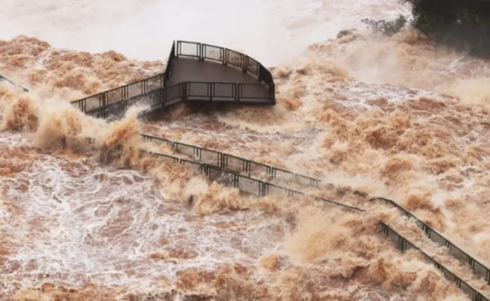 EL RÍO IGUAZÚ ALCANZÓ UN CAUDAL EXTRAORDINARIO Y CERRARON EL ACCESO A LA GARGANTA DEL DIABLO