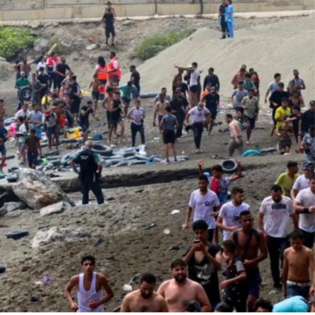 MILES DE MIGRANTES DESBORDARON LA FRONTERA ENTRE MARRUECOS Y ESPAÑA
