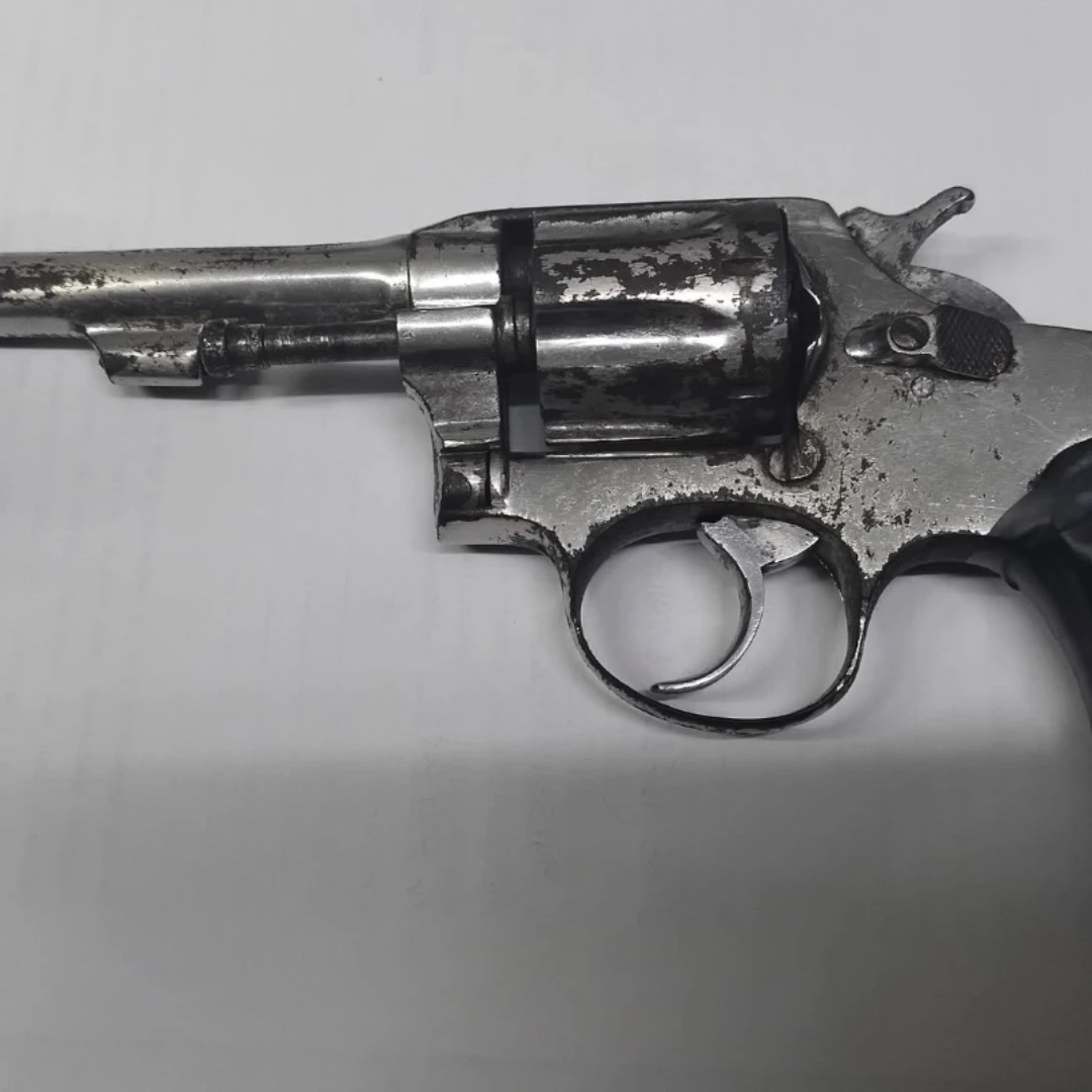 VIO EL PATRULLERO, QUISO ESCAPAR... Y LE ENCONTRARON UN REVÓLVER EN LA CINTURA