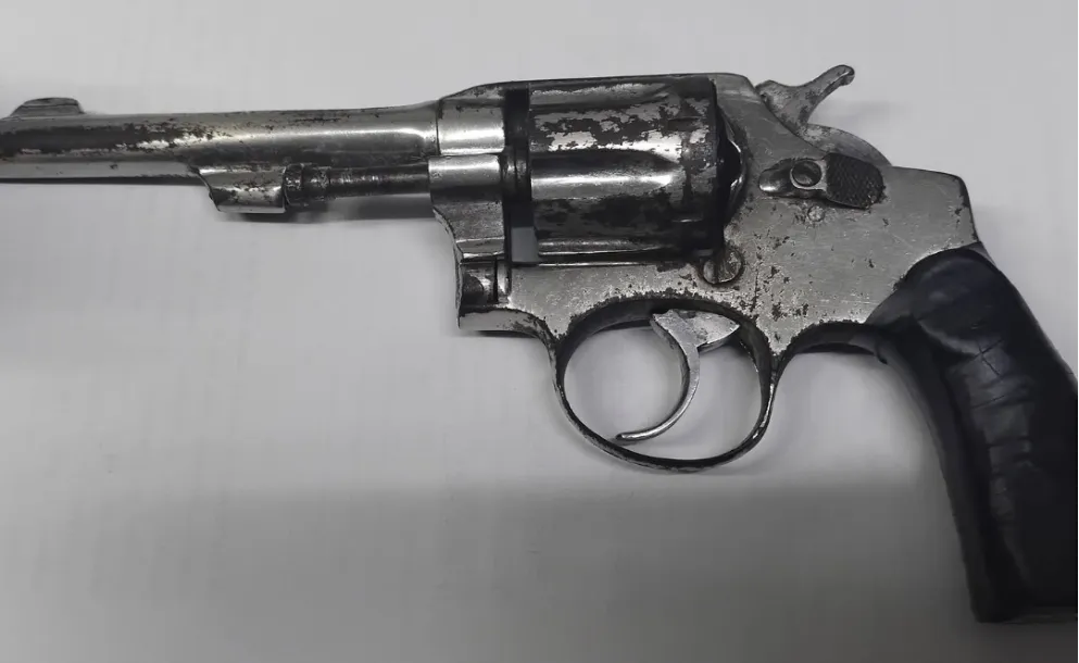 VIO EL PATRULLERO, QUISO ESCAPAR... Y LE ENCONTRARON UN REVÓLVER EN LA CINTURA