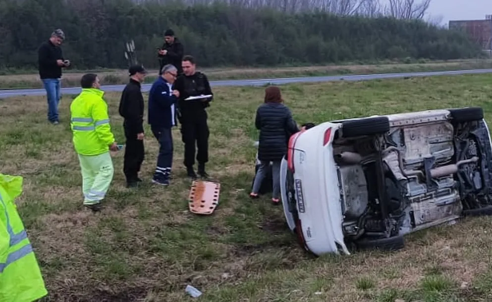 UN AUTOMOVILISTA PERDIÓ EL CONTROL Y VOLCÓ SOBRE LA AUTOPISTA ROSARIO-CÓRDOBA