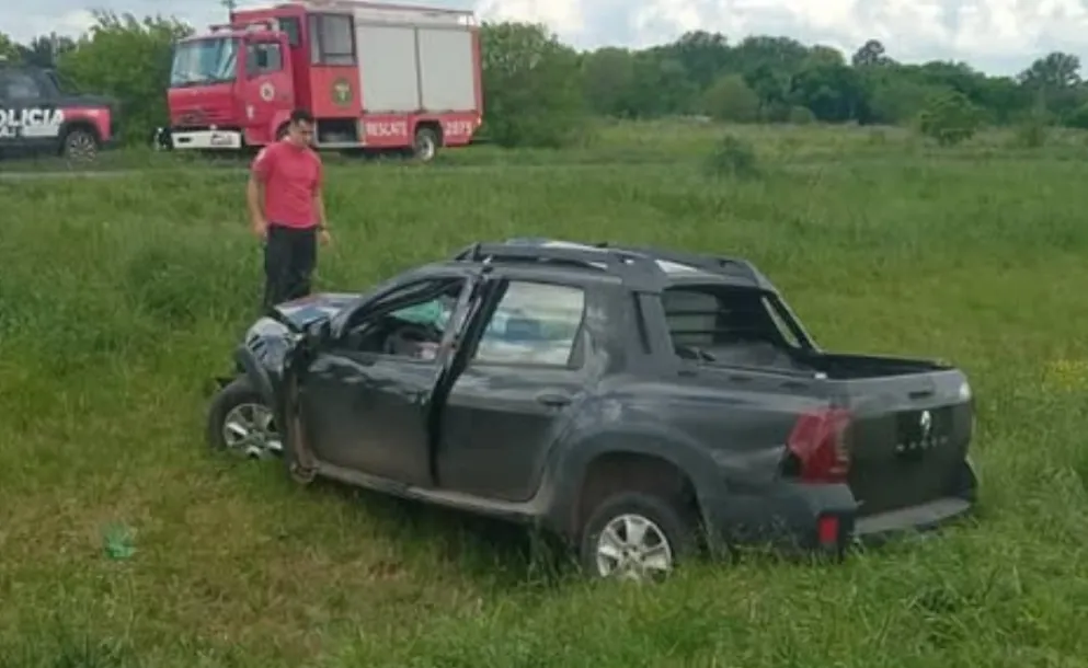TRAGEDIA EN ROLDÁN: UNA MUJER MURIÓ EN UN CHOQUE ENTRE UNA PICK UP Y UN CAMIÓN