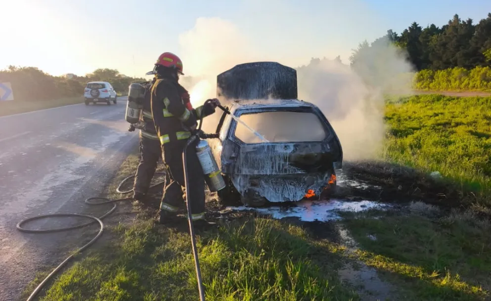 AUTO EN LLAMAS: LA RÁPIDA INTERVENCIÓN DE LOS BOMBEROS DE FUNES EVITÓ UNA TRAGEDIA MAYOR