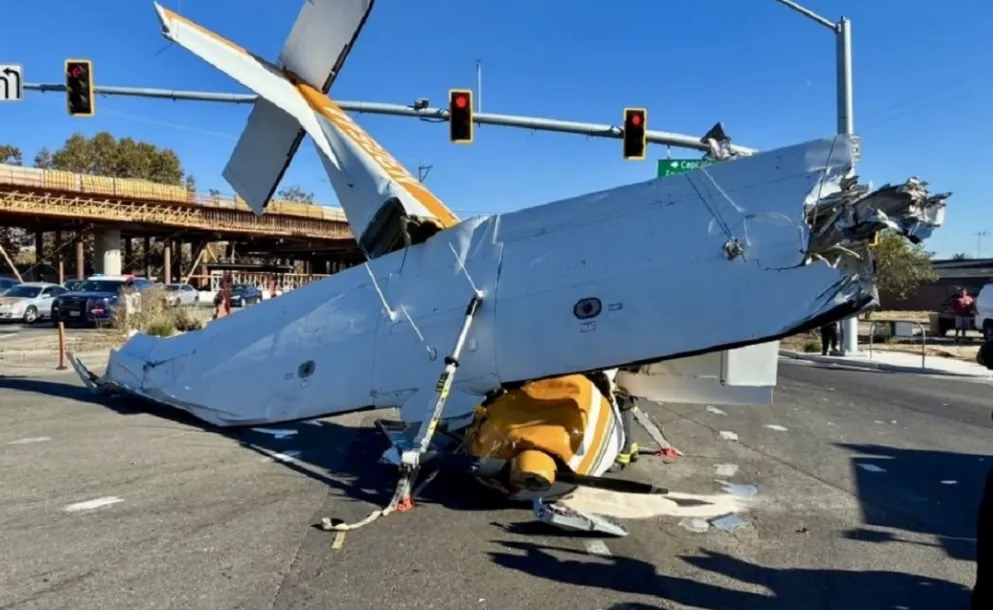 MILAGRO EN CALIFORNIA: UNA AVIONETA CAYÓ EN PLENA CALLE Y SUS TRES OCUPANTES SE SALVARON