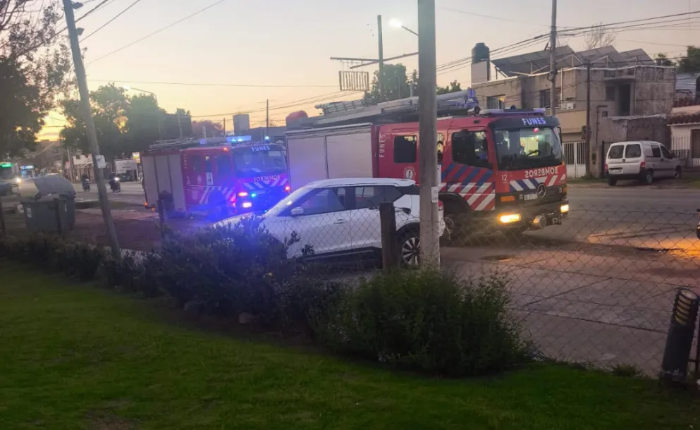 FUNES: BOMBEROS VOLUNTARIOS INTERVINIERON TRAS UNA EXPLOSIÓN EN UN RESTAURANTE
