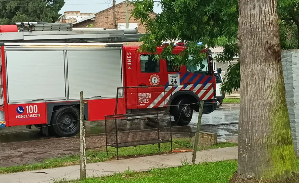 PRINCIPIO DE INCENDIO EN EL DISPENSARIO FAUST DE FUNES MOVILIZÓ A BOMBEROS Y PROTECCIÓN CIVIL