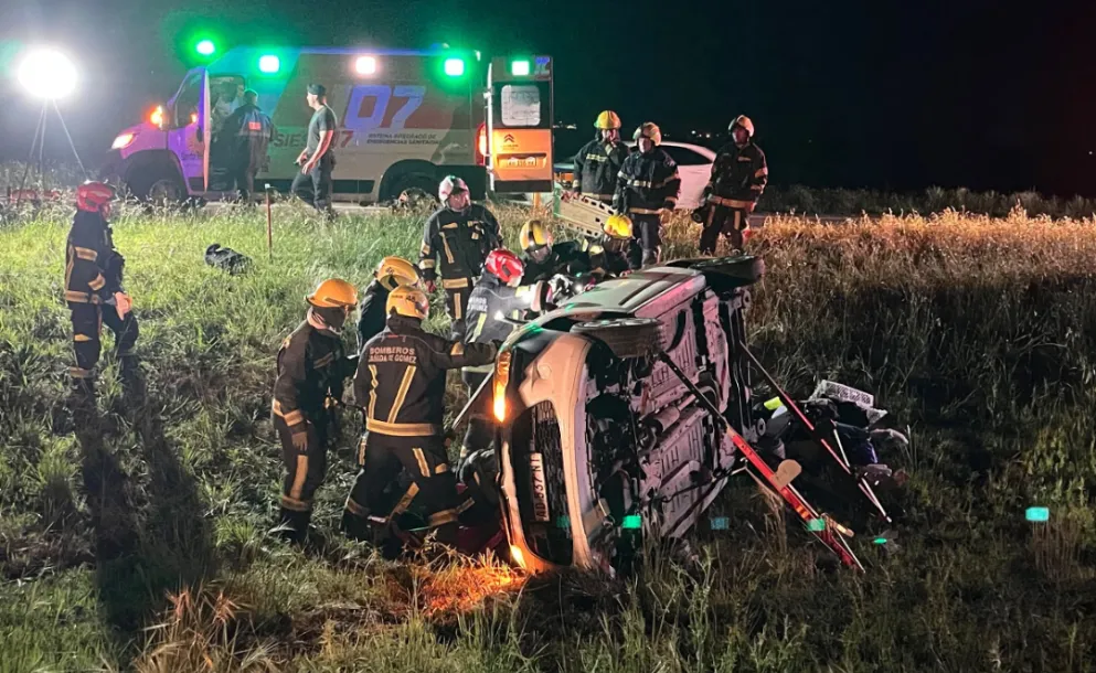 CUATRO MUJERES FUERON RESCATADAS Y TRASLADADAS TRAS UN GRAVE VUELCO EN LA AUTOPISTA